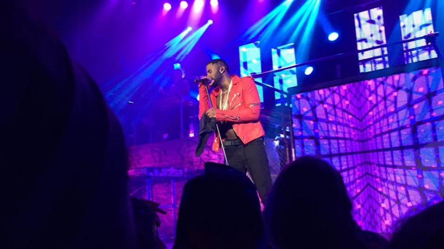 Singer+Jason+Derulo+performs+some+of+his+biggest+hits+for+the+crowd.
