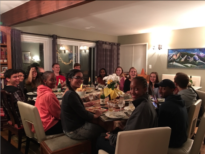 Exchange+students+and+their+hosts+enjoy+a+family+dinner+together.