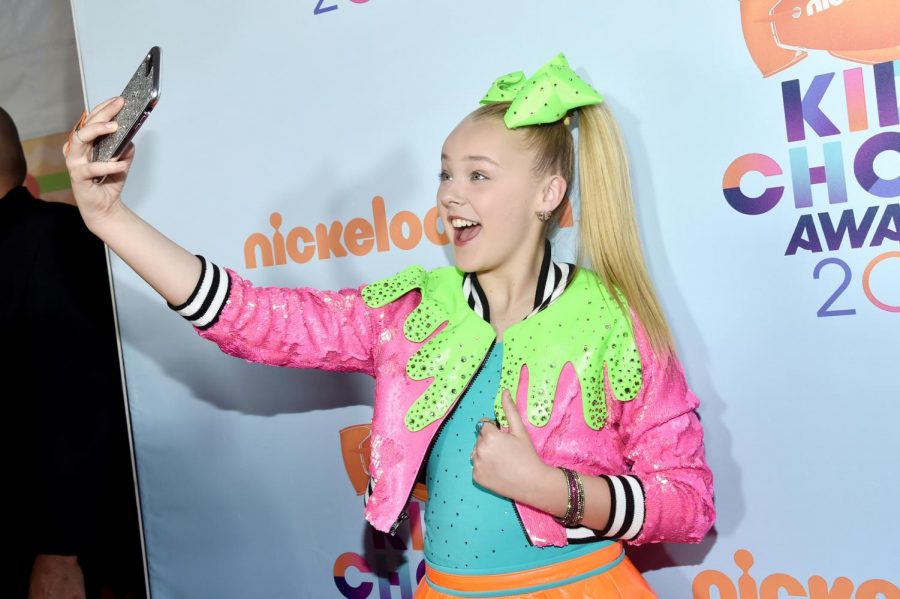 JoJo Siwa taking a selfie at the 2017 Kid Choice Awards, where she won Favorite Viral Music Artist.