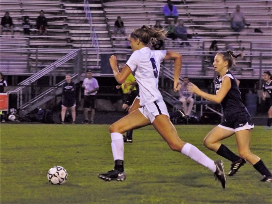 Niamh Haynos dribbles the ball down the field.