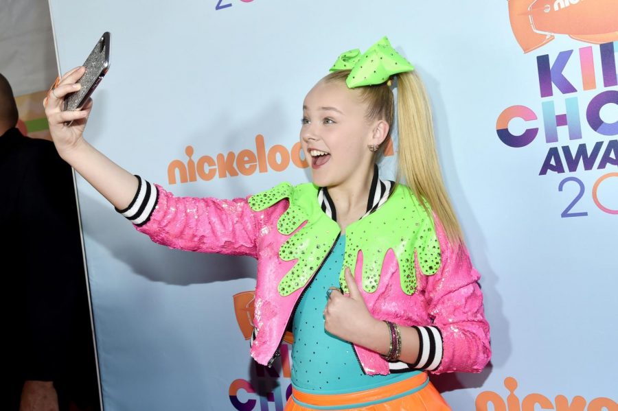 JoJo+Siwa+taking+a+selfie+at+the+2017+Kid+Choice+Awards%2C+where+she+won+Favorite+Viral+Music+Artist.