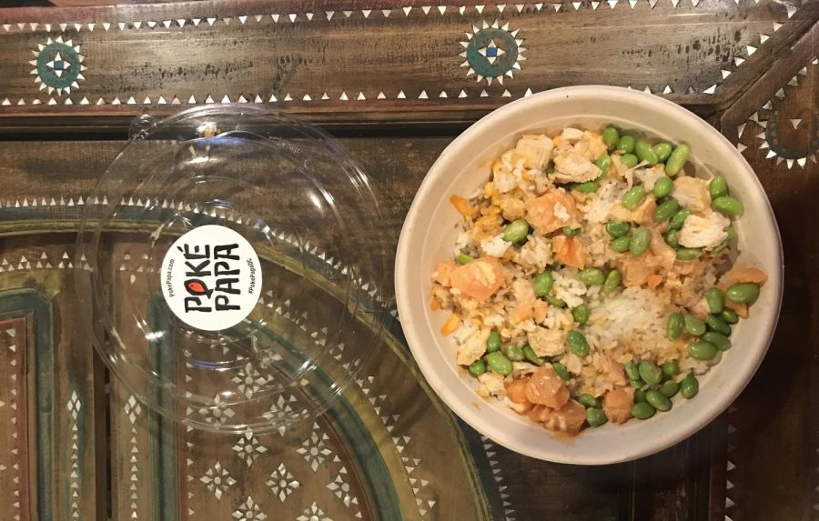 This+is+an+example+of+an+order+at+Pok%C3%A9+Papa%2C+including+salmon%2C+diced+chicken%2C+white+rice%2C+edamame%2C+sweet+shoyu+sauce%2C+and+sriracha+sauce.