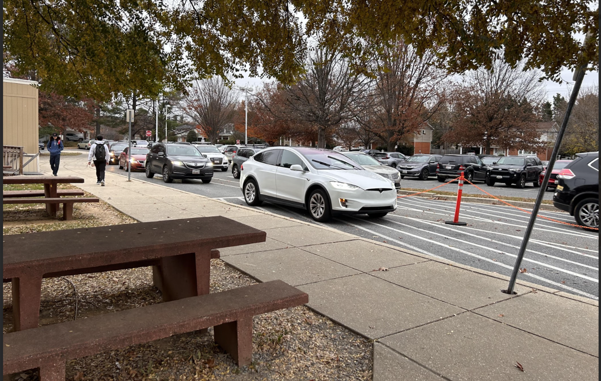 Multiple+parents+line+up+in+the+side+parking+lot+at+WCHS+to+drop+off+their+kids+Tuesday%2C+November+20.+Although+its+5+minutes+until+school+starts%2C+parents+and+student+drivers+are+still+arriving+and+are+rushing+to+leave.